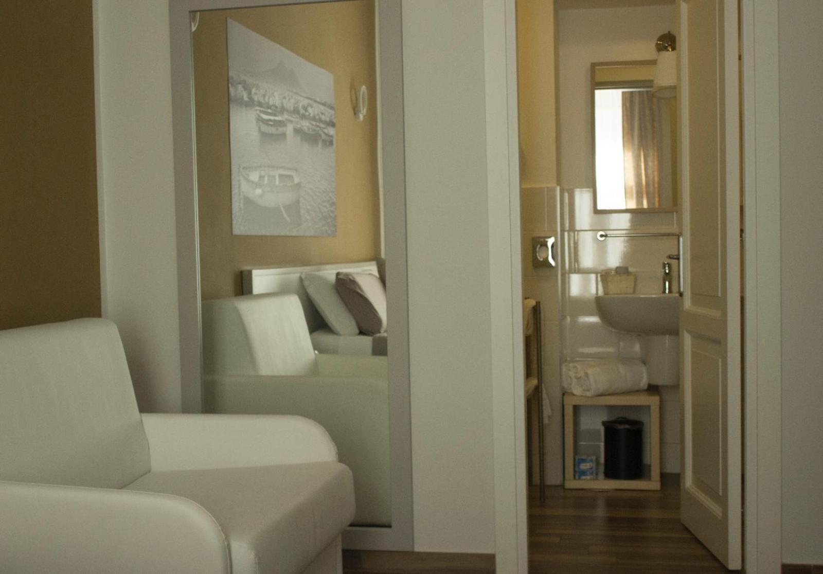 Rooms Stazione Centrale Neapel Rum bild